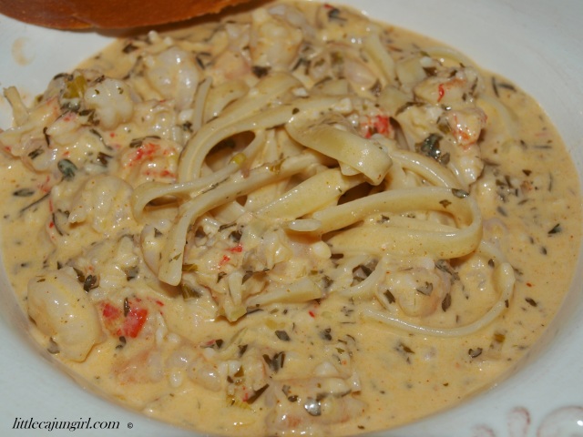 Sinfully Delicious Seafood Pasta: LittleCajunGirl.com